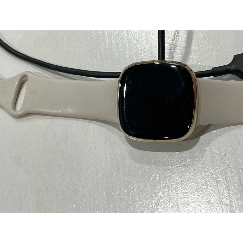 Fitbit Smartwatch‎ GPS Heart Rate Beige Band and charger